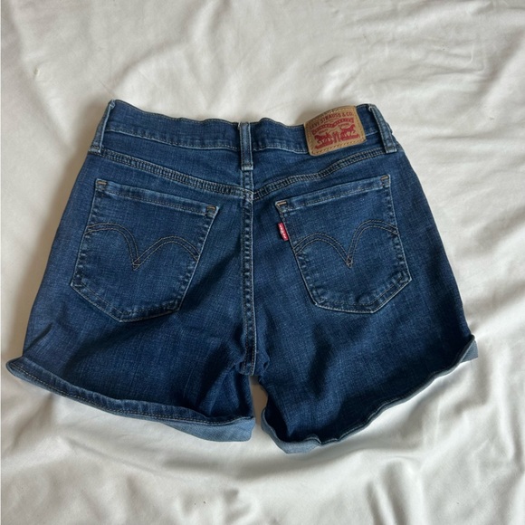 Levi’s Mid Length Shorts - Picture 3 of 3